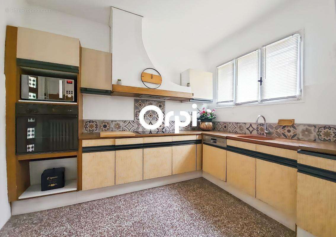 Villa de plain-pied avec piscine, dépendance et terrain plat de 995 m² - photo 6