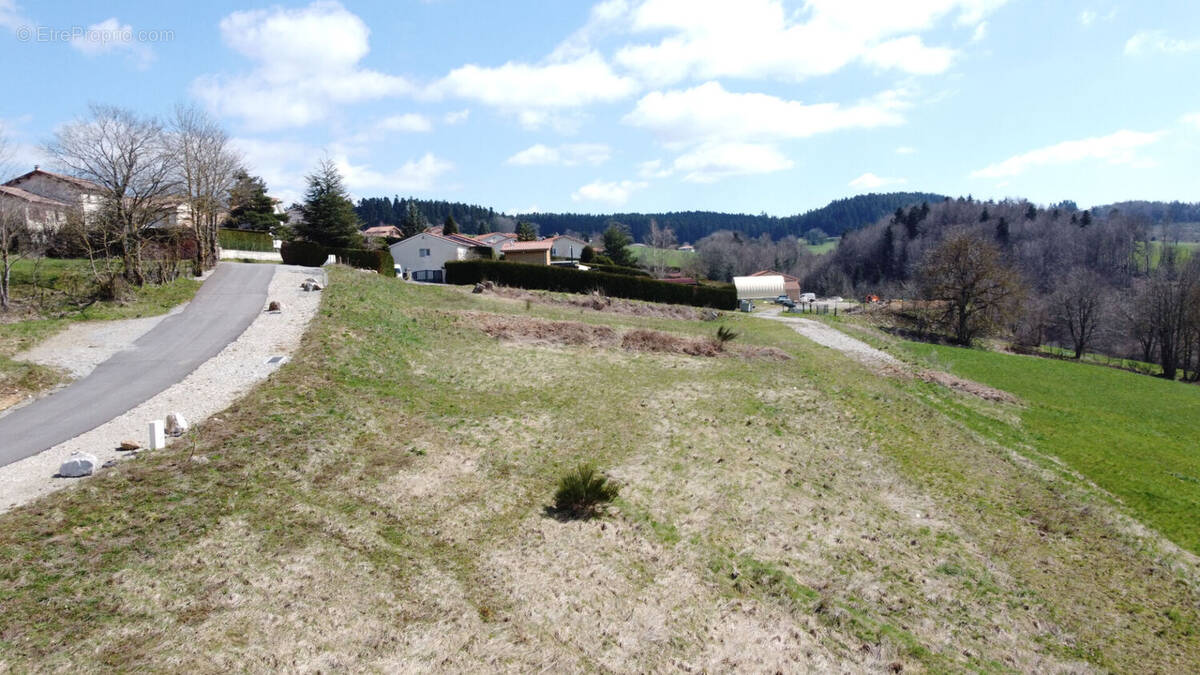 Terrain à SAINT-ROMAIN-LES-ATHEUX