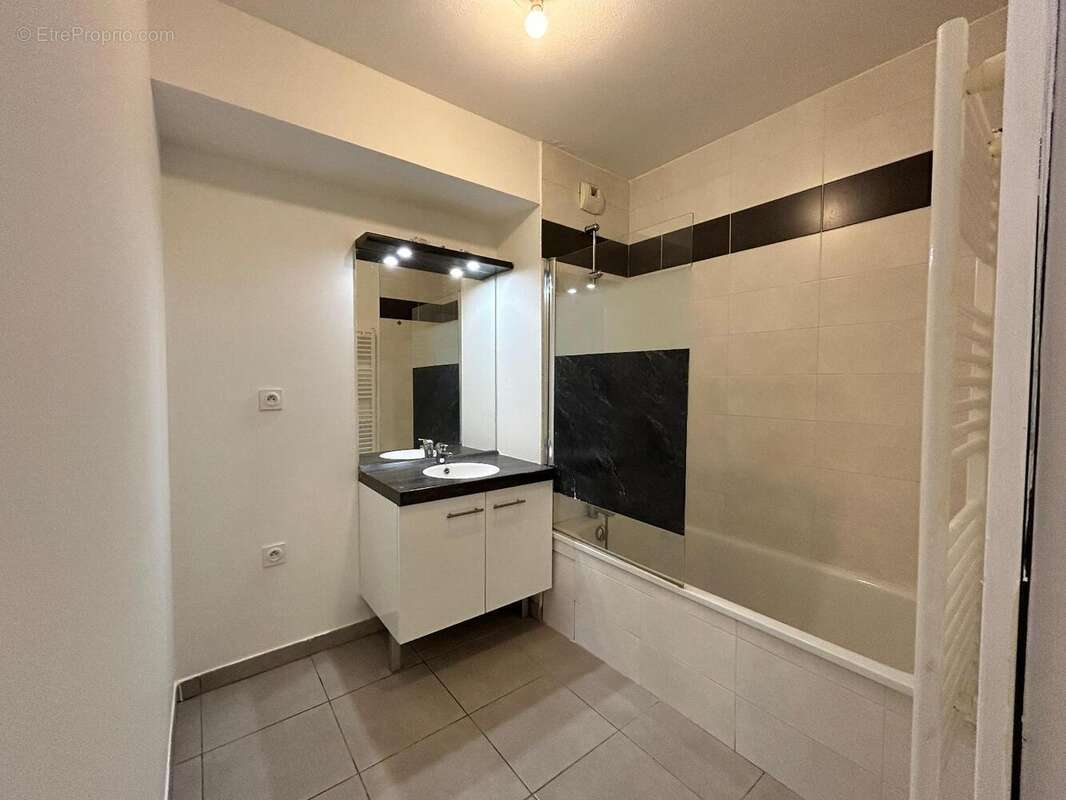   - Appartement à PIERRE-BENITE