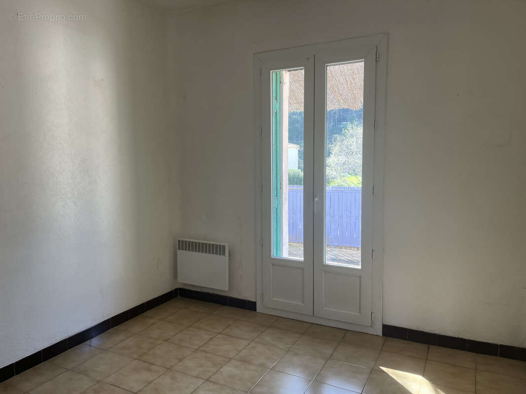 Appartement à REYNES