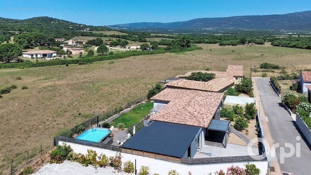 Villa 2 chambres avec piscine, dépendance, garage et atelier - photo 2