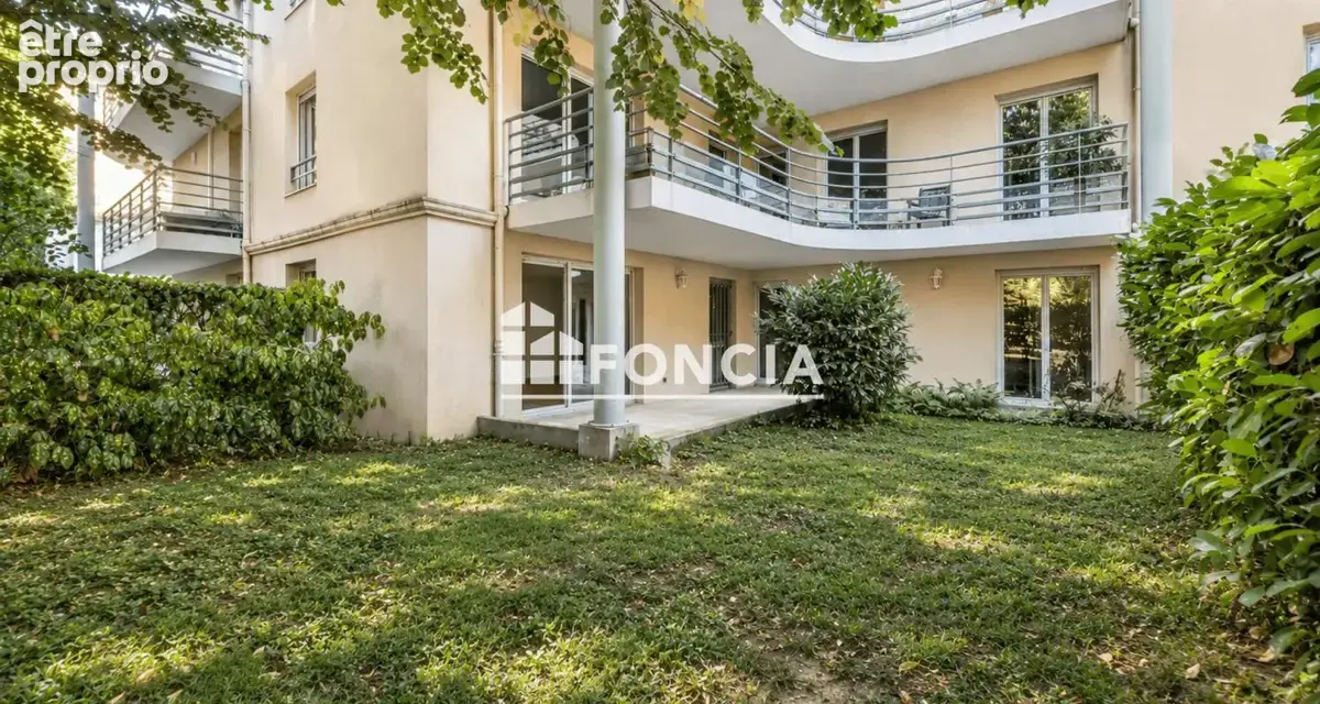 Neuville centre - Appartement T3 idéal professions libérales/médicales et paramédicales – 89 m² avec terrasse, jardin et garage - photo 2