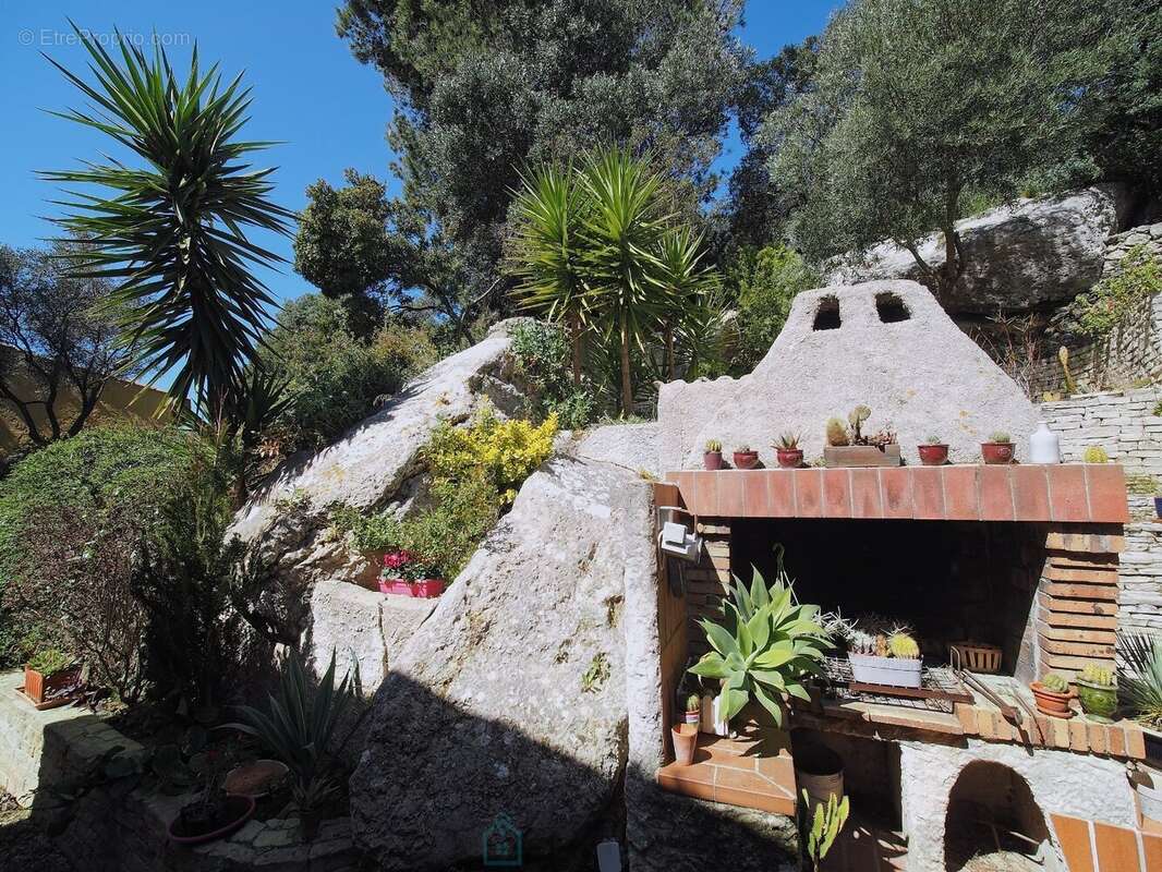 Maison à SAINT-MITRE-LES-REMPARTS