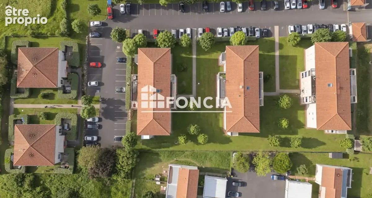 ISSOIRE – T2 avec balcon et parking dans ésidence sécurisée avec espaces verts - photo 8