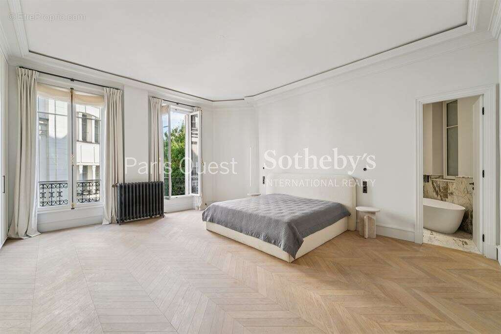 Appartement à PARIS-16E