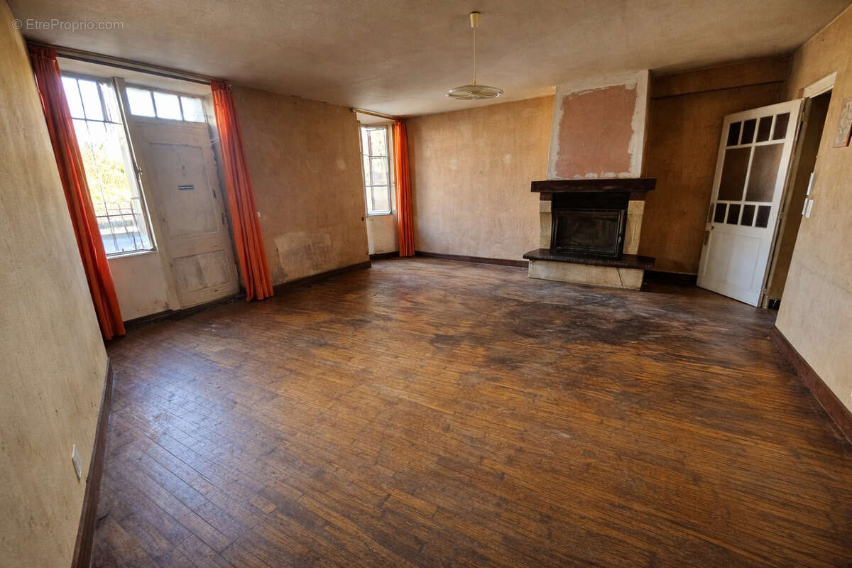 Maison à EYMOUTIERS