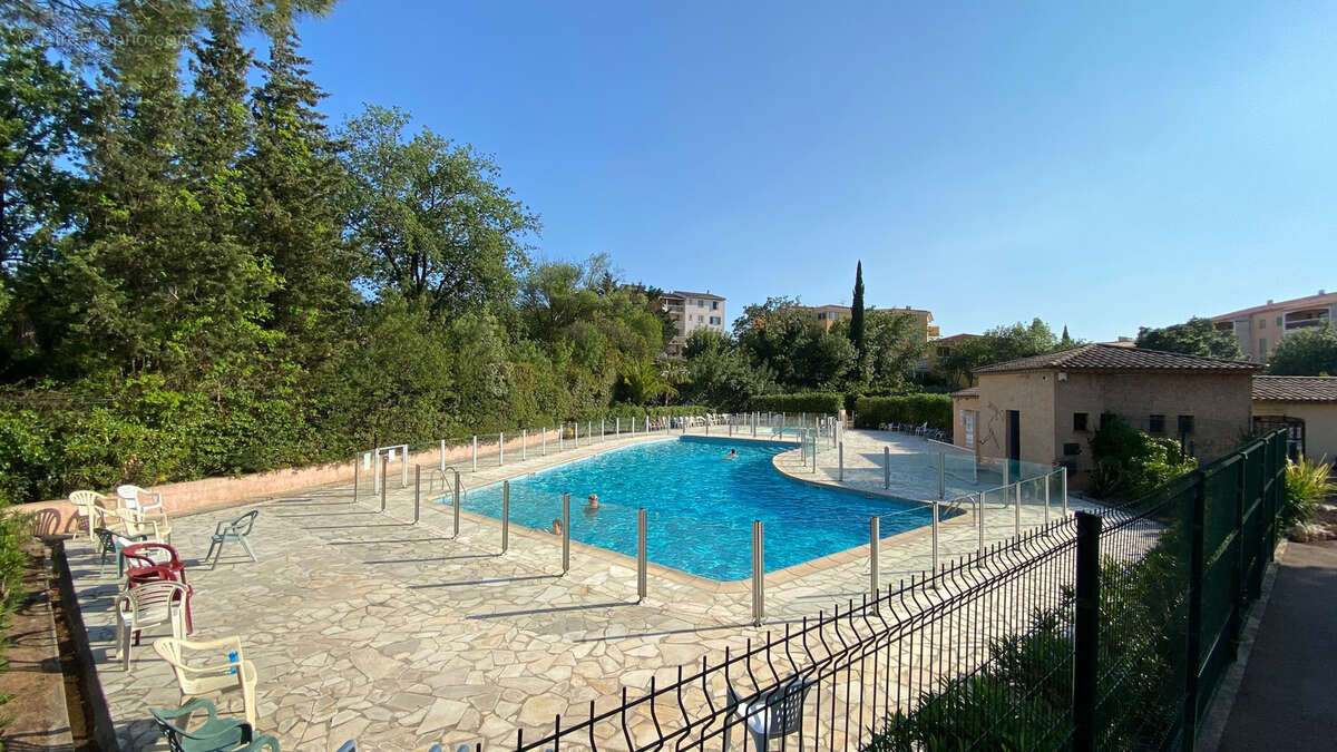 2 piéces avec jardin dans parc arboré avec piscine et tennis - photo 8