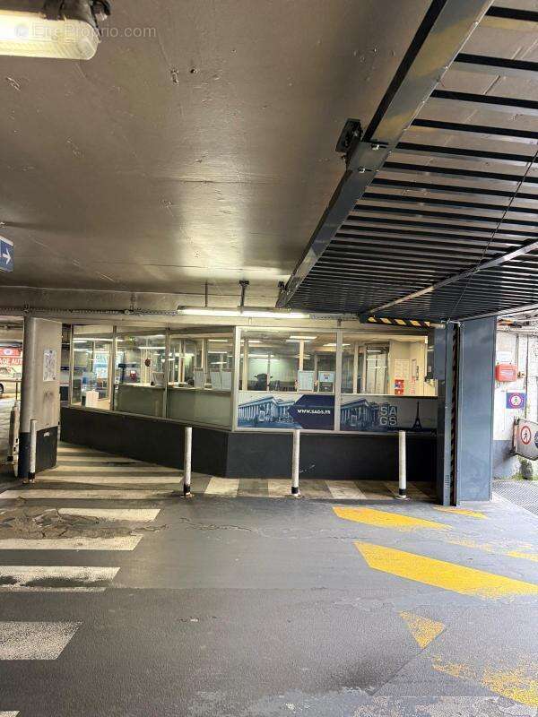Parking à PARIS-2E