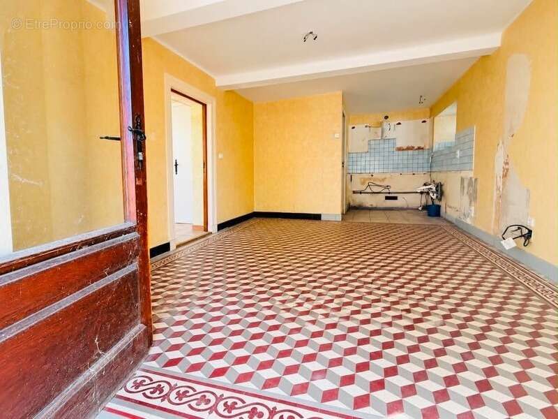 Proche centre ville, maison a renover 79 m², jardin, 2 chambres, combles amenageable, assainissement collectif - photo 3