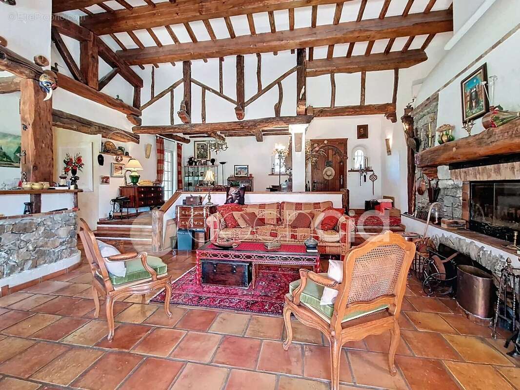 Maison à SAINT-CEZAIRE-SUR-SIAGNE