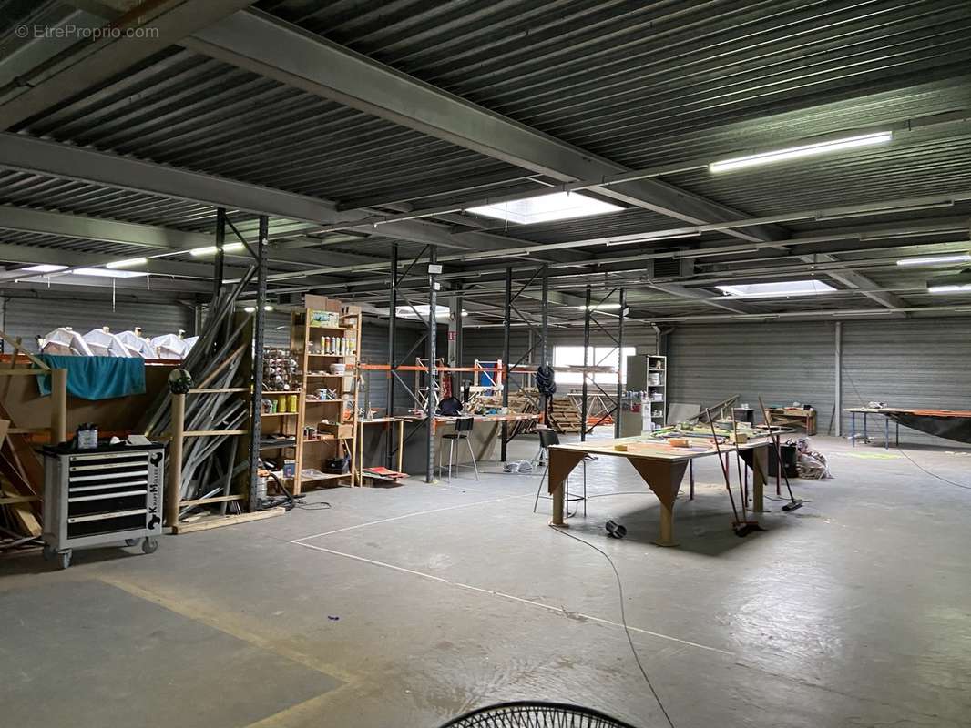LOCAUX ACTIVITÉ/STOCKAGE de 370m² à 1600m² Saint Etienne - photo 5