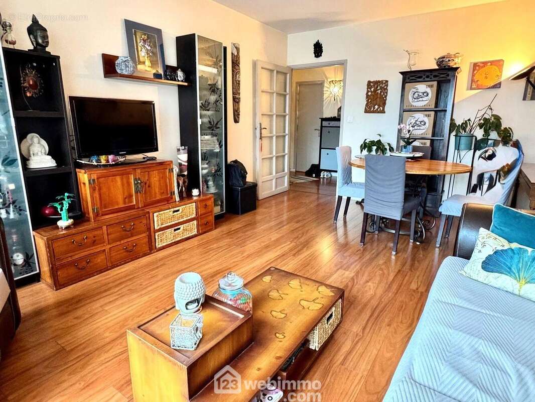 Entrons dans le salon... - Appartement à RIS-ORANGIS