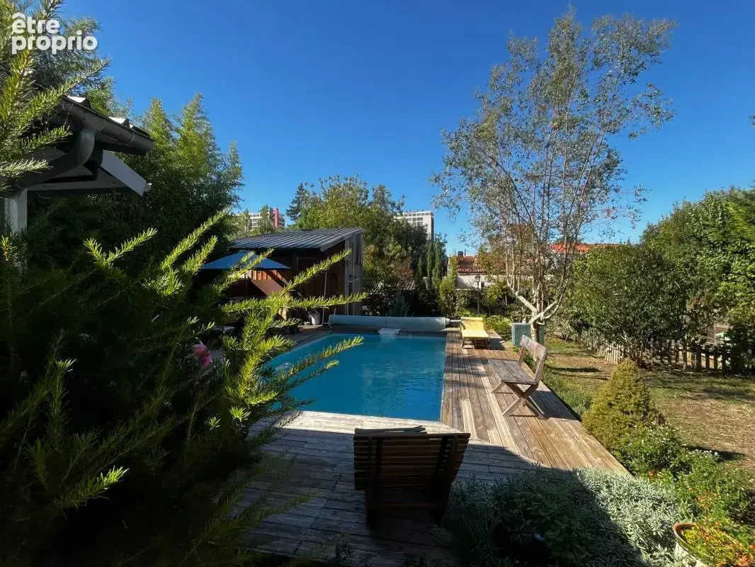 Très bel ensemble immobilier avec jardin et piscine offrant une belle rentabilité locative: 2 maisons non mitoyennes et un immeu - photo 4
