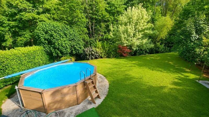 Maison familiale 5 chambres au calme, sans vis-à-vis, avec piscine et rivière en fond de jardin - photo 2