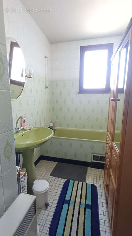 Maison à CREUZIER-LE-VIEUX