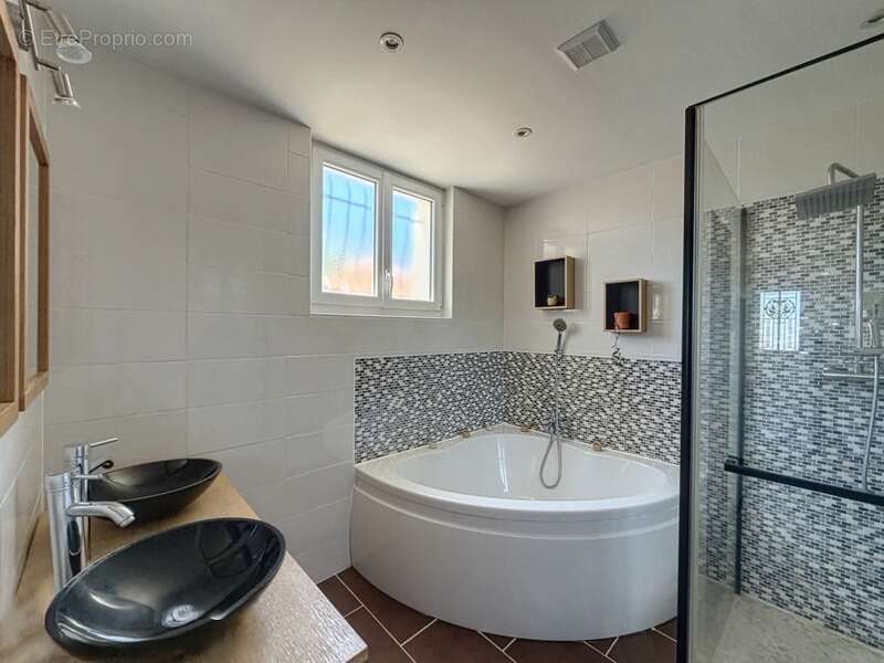 Bergerac, maison à vendre 162 m2 sur 1102 m2 de terrain  7 pièces  (24) - photo 11