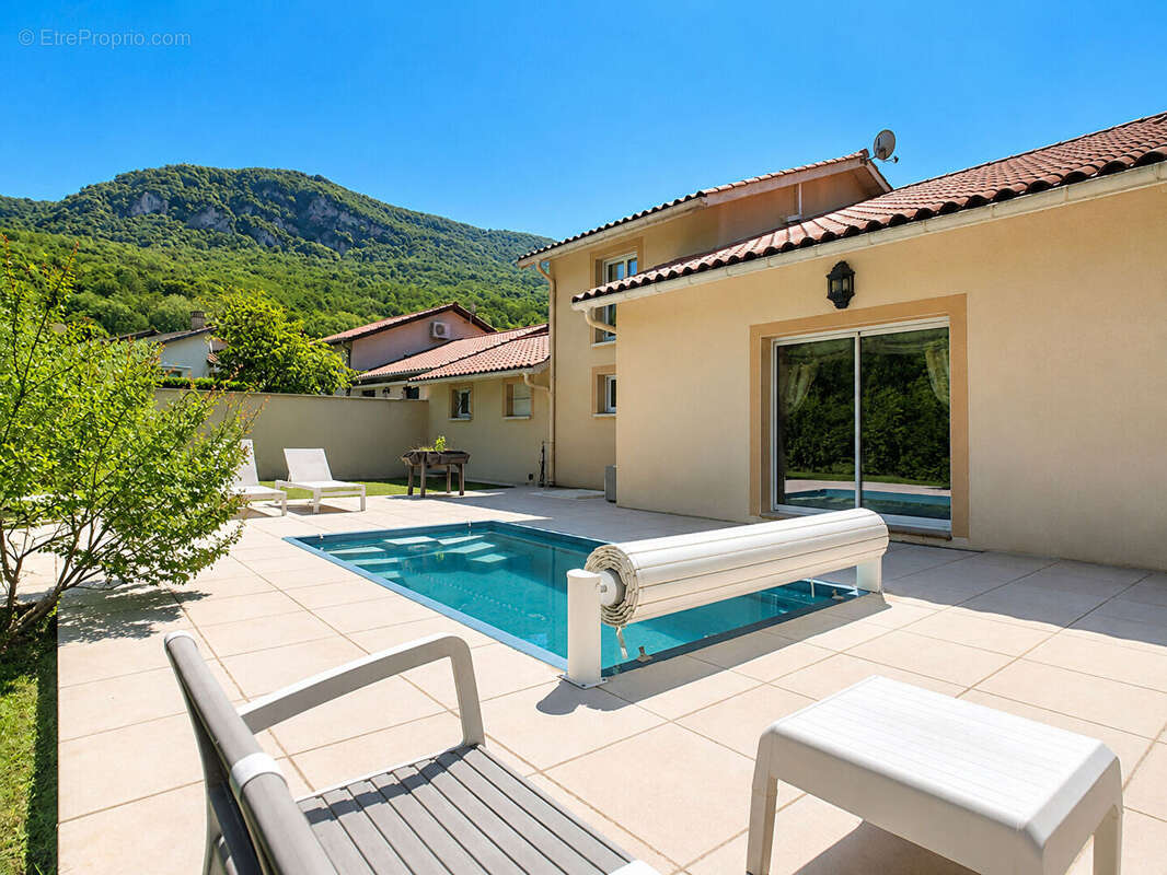 Maison - T6 - 138 m² - photo 3