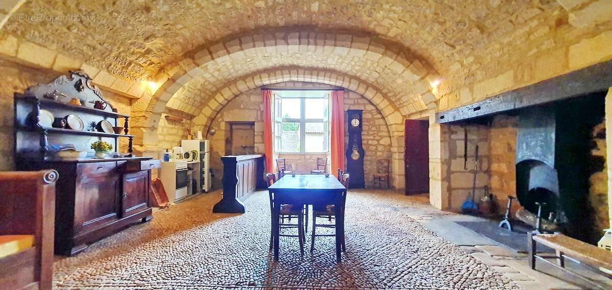 Corps de logis d'exception  Ancien château des XIII? & XV? siècles  Saint Pompon (25 km de Sarlat) - photo 8