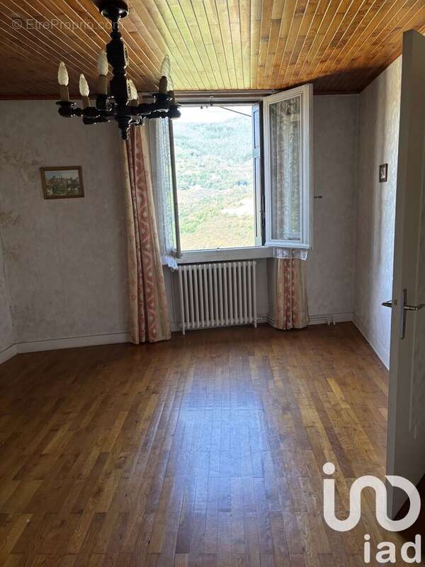 Maison 180 m² à La Valla-En-Gier  - photo 2