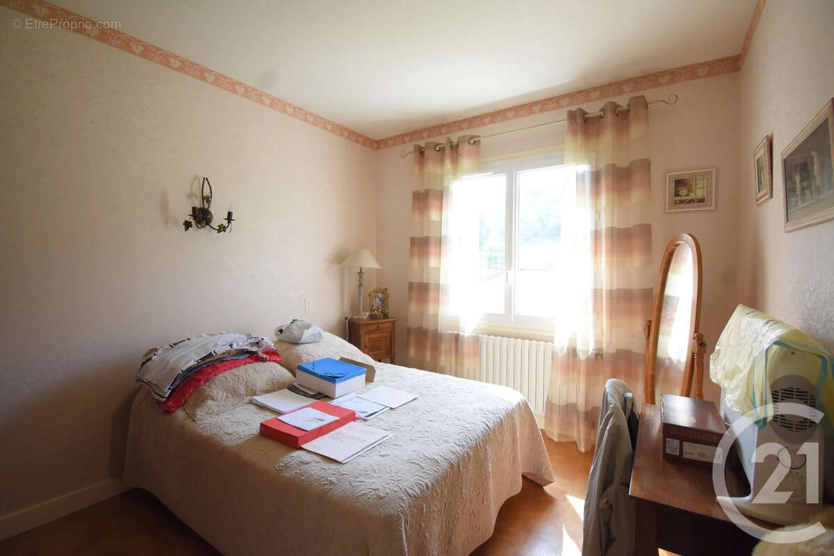 Maison à CREUZIER-LE-VIEUX