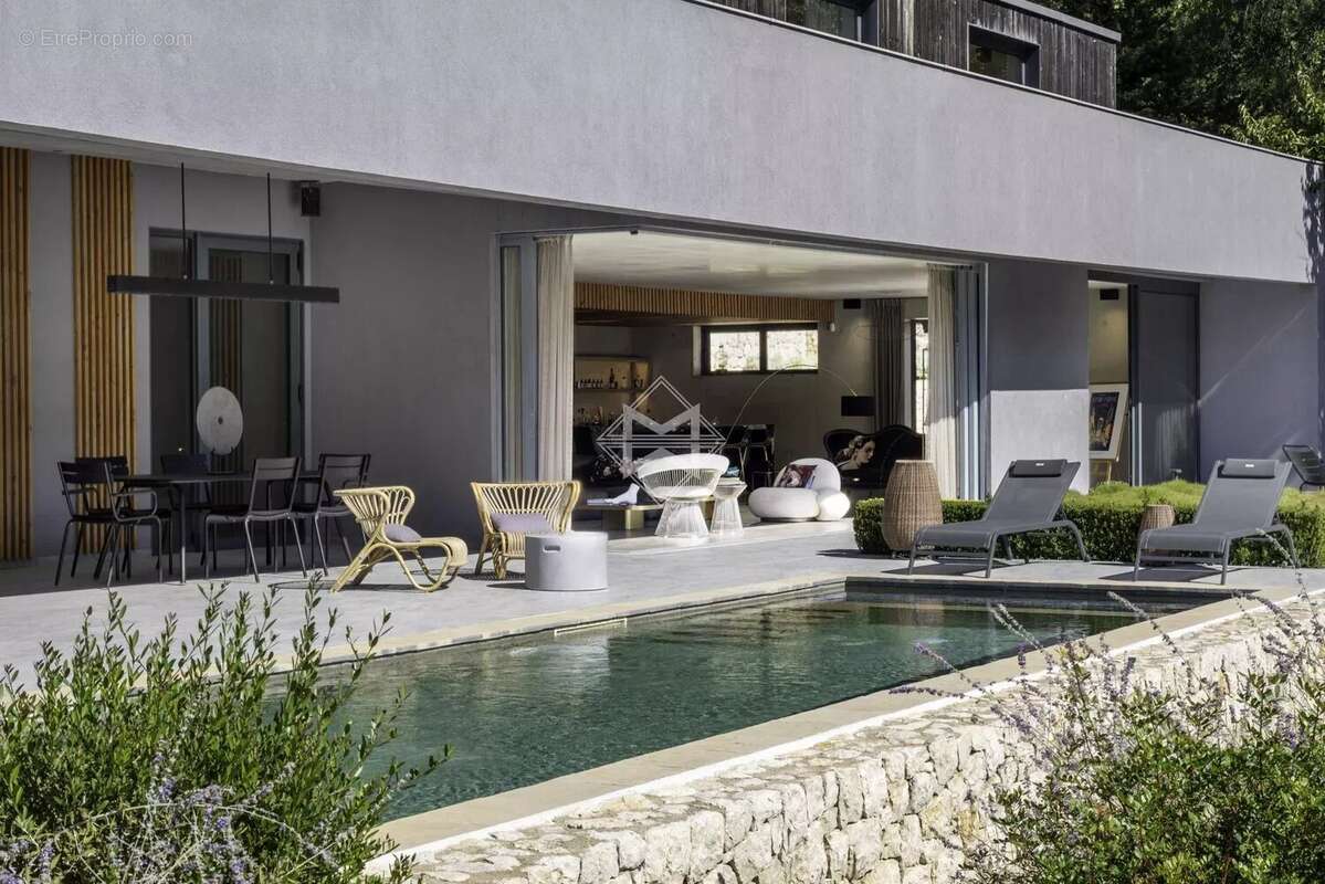 Contemporaine à pied du village - photo 3