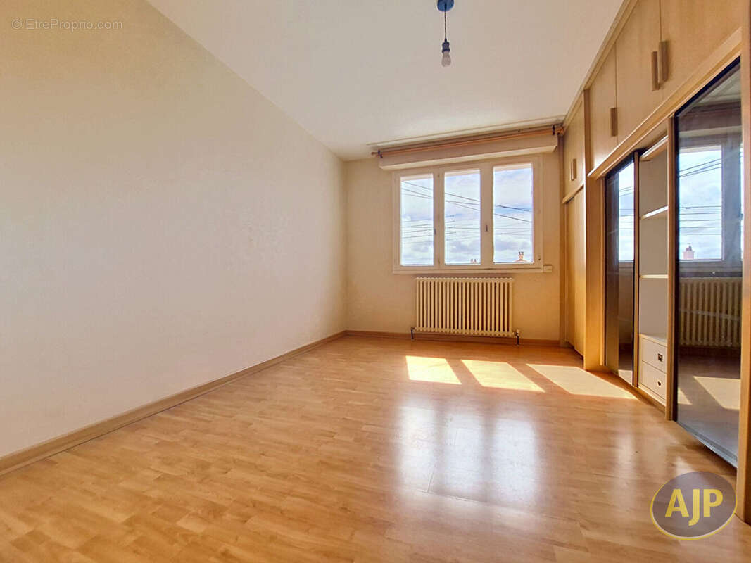 Exclusivité à La Roche-sur-Yon : Maison Familiale à Étage de 130 m² - photo 6