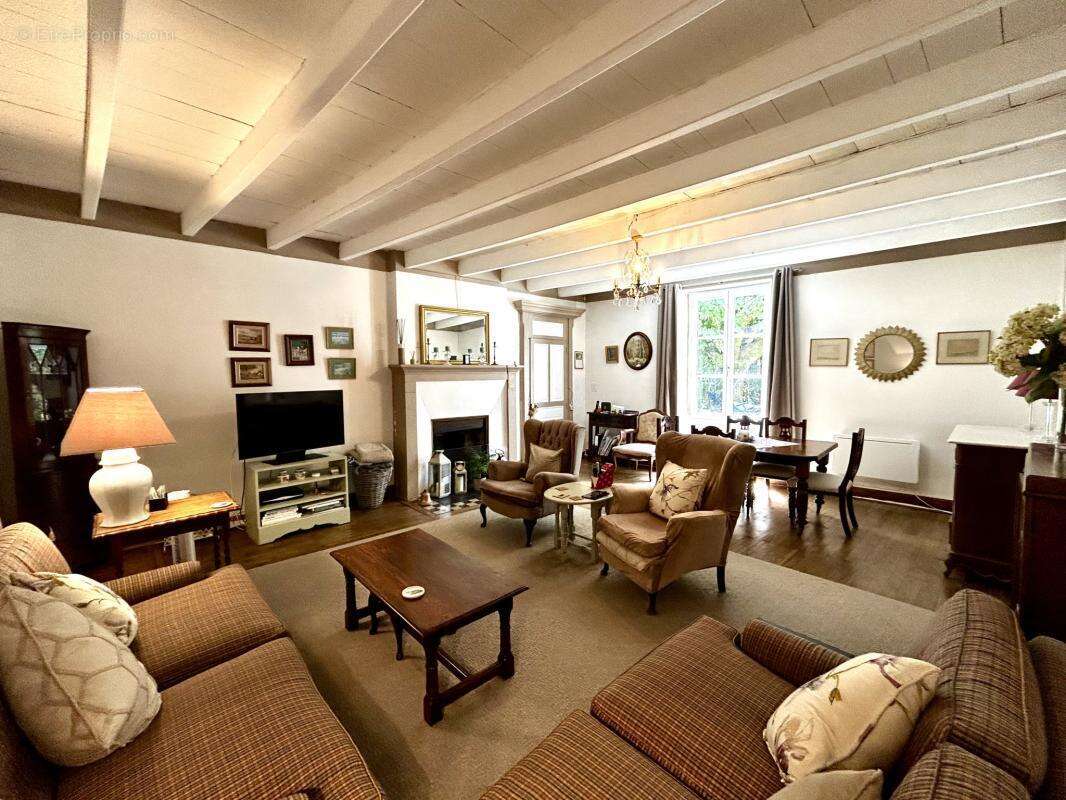 Maison en pierre de 186m2, dépendances et beau jardin - photo 4