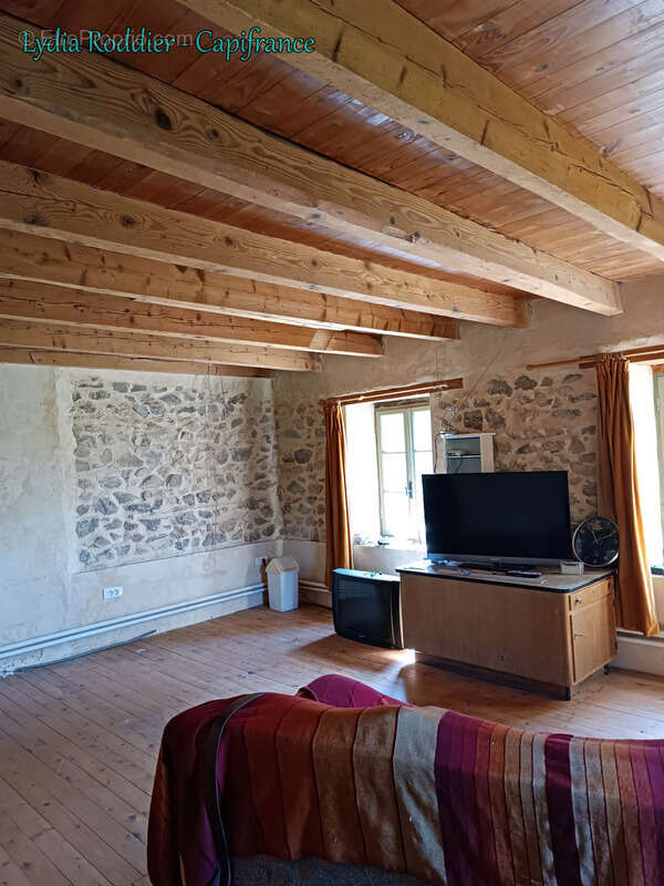 Fermette 10 pièces - grande grange - Rare à SAINT VICTOR MONTVIANEIX (63550) en Auvergne-Rhône Alpes - photo 11