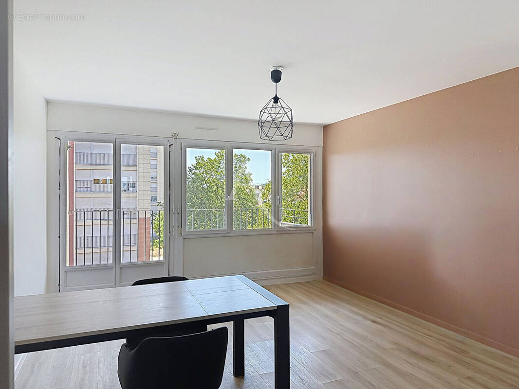 Appartement à LES PONTS-DE-CE