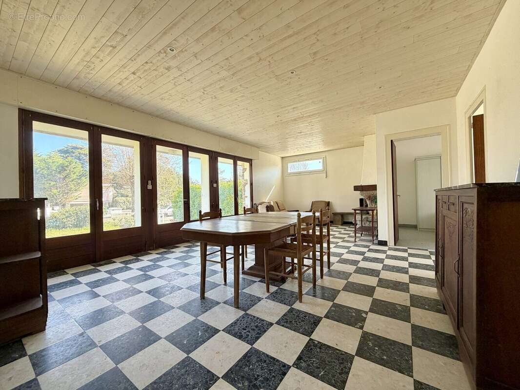 Séjour/salon avec cheminée - Maison à SAINT-JEAN-DE-MONTS