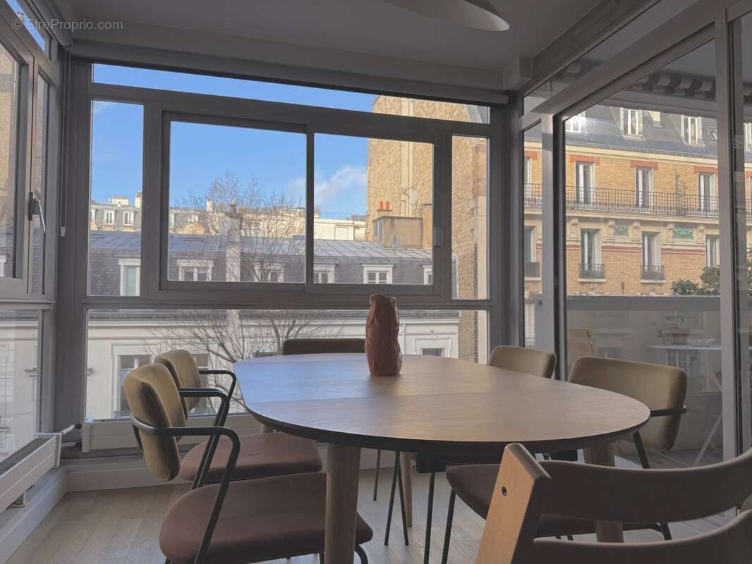 Appartement à PARIS-16E