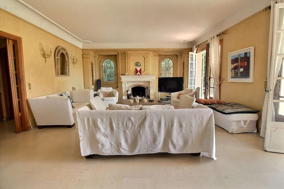 Maison à ROQUEFORT-LES-PINS