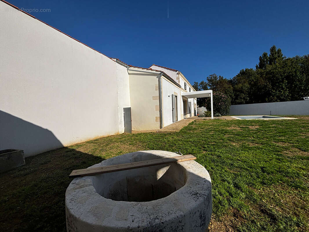 Maison à SAINT-LAURENT-DE-LA-PREE