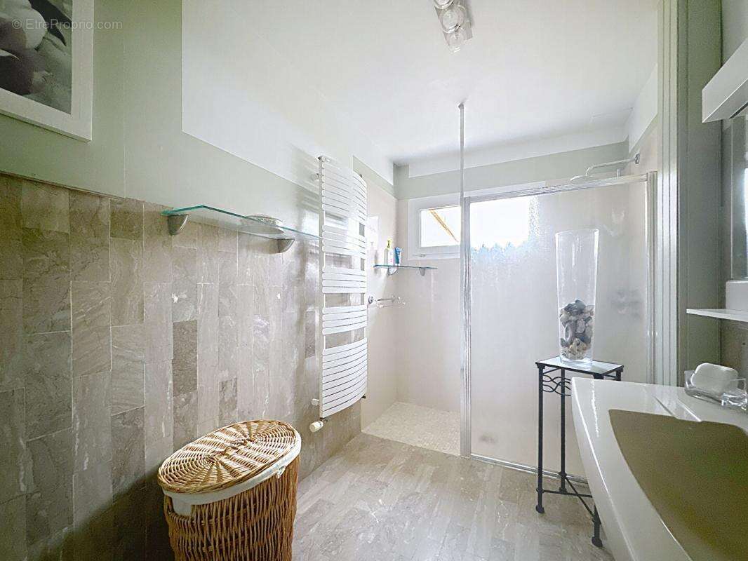 Maison à SAINT-HILAIRE-DE-CHALEONS