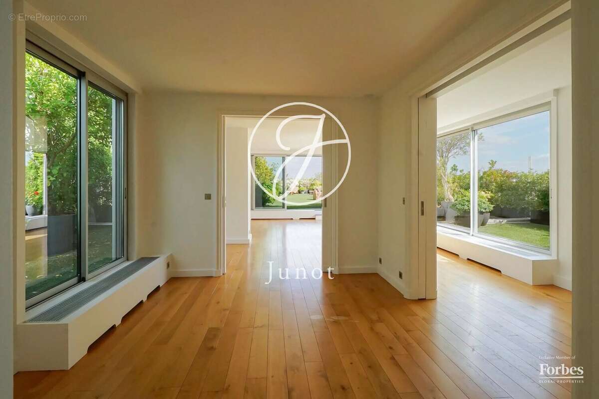 Appartement à PARIS-16E