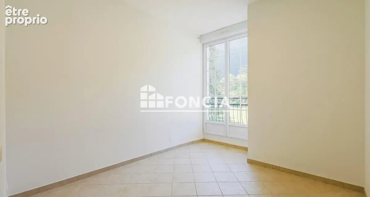 VARCES-ALLIÈRES-ET-RISSET  – T3 65 m² (RDJ de 144 m²) + Cave et Place de parking privative - photo 9