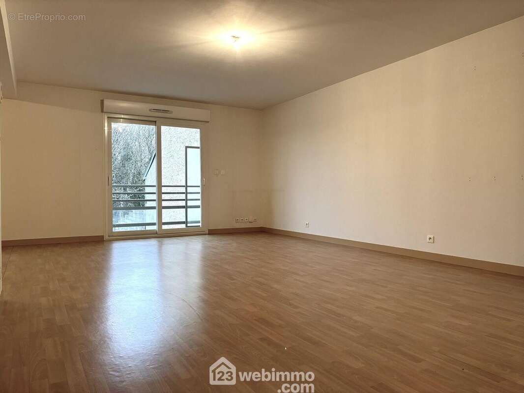 Le salon de 28 m2 exposé Est, - Appartement à CHASSENEUIL-DU-POITOU