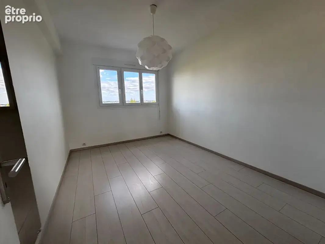 Appartement T4 avec balcon Laval - photo 5