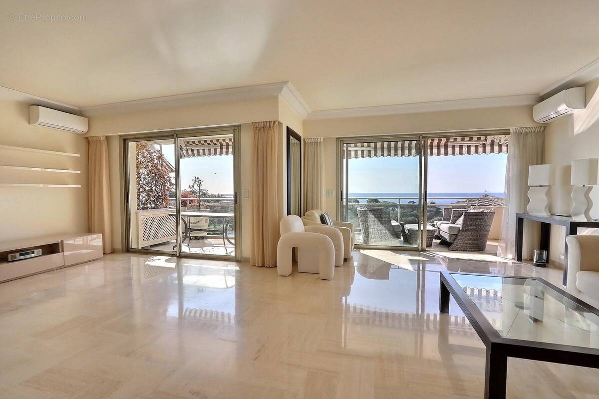 Salon Vue mer sur la baie de Cannes et les îles de Lerins - Appartement à CANNES