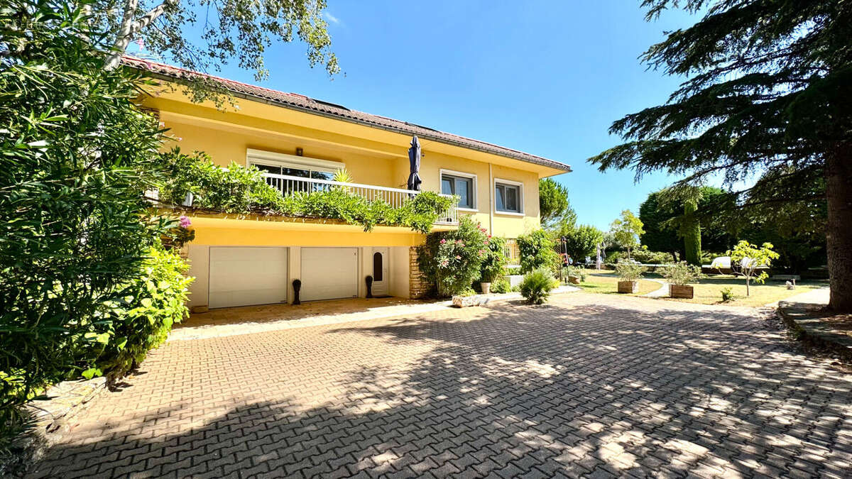 Maison à ENTRAIGUES-SUR-LA-SORGUE