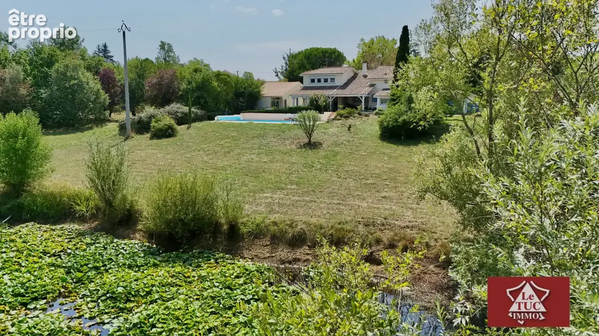 Villa d'exception avec piscine, jacuzzi, double garage et petit étang. - photo 4