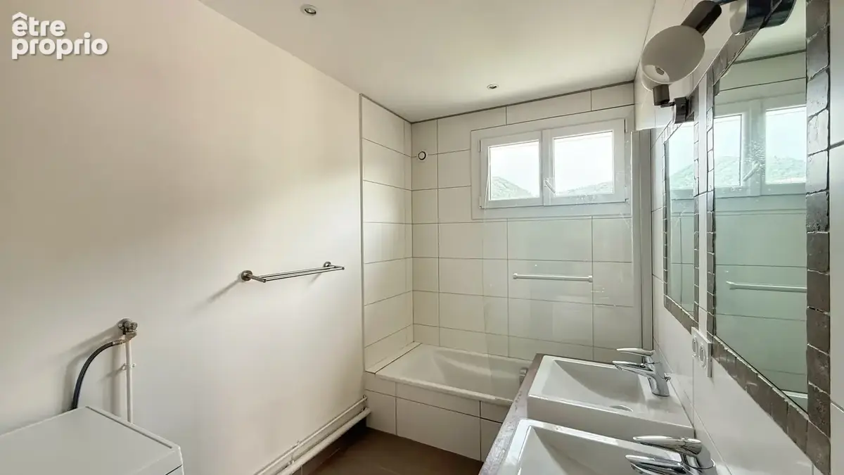 VOIRON - T6 de 144 m2 avec balcons, garage et caves - photo 11