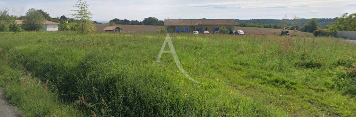 Terrain à BERNEDE