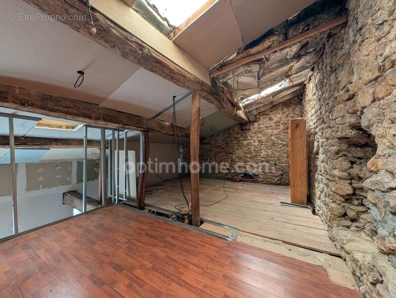 A vendre - Maison de village en pierre à rénover - potentiel 140m² + garage + terrasse 16.7m² - Bettant à proximité d'Amberieu e - photo 10