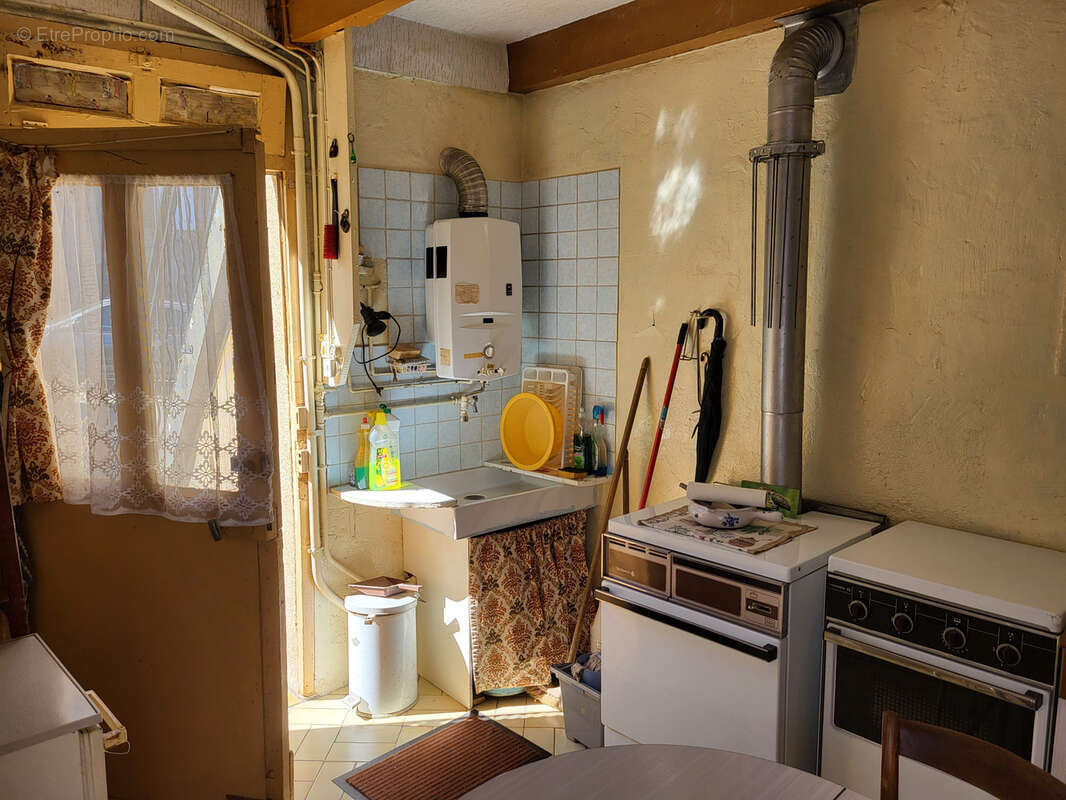 Maison de bourg avec cour. - photo 5