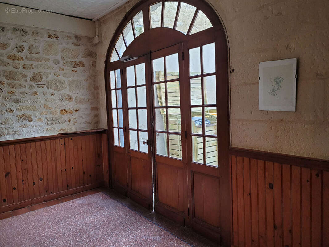 SOUS OFFRE - ROCHEFORT centre ville local professionnel de 32.14 m² - chauffage collectif - photo 5