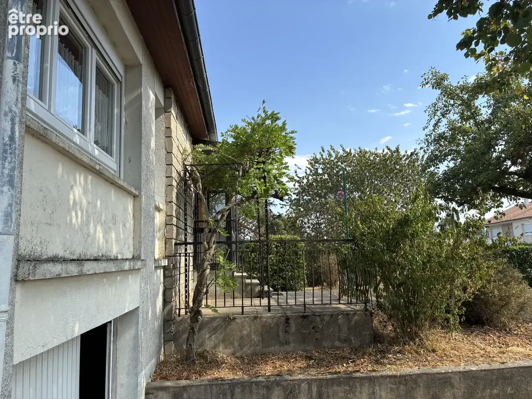 Pavillon individuel sur sous-sol complet, avec grand terrain et dépendances. - photo 2