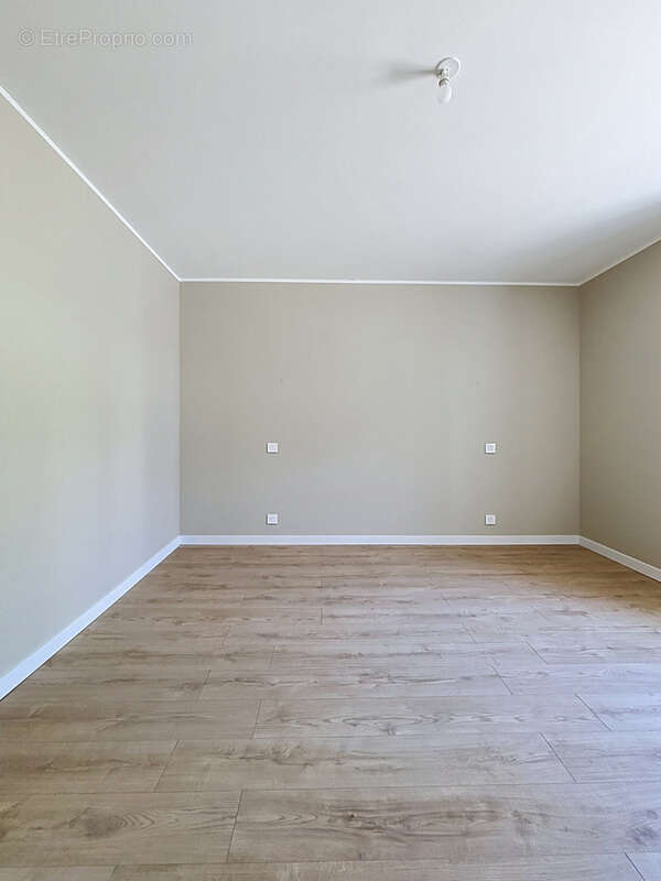 Apprtement entièrement rénové dans petite copropriété - photo 5