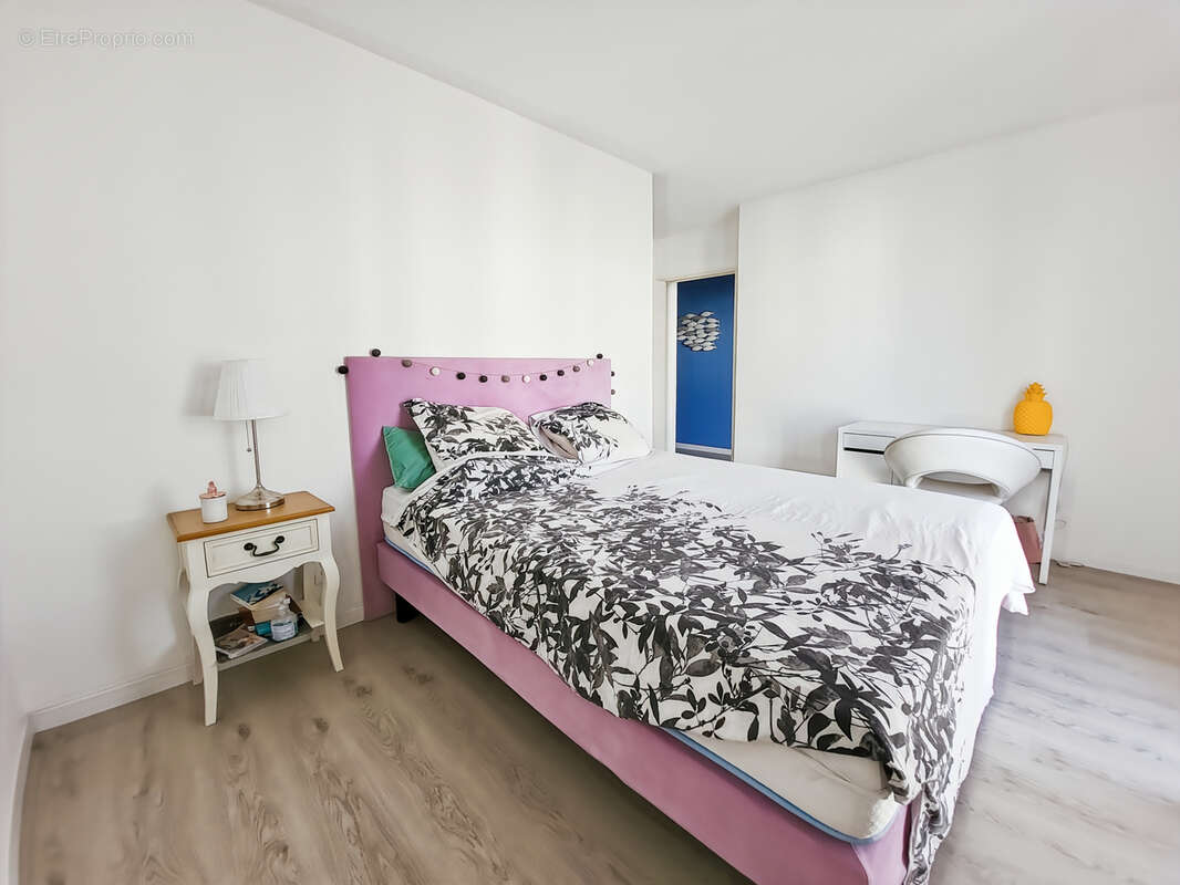 Grand F2 très lumineux / 1 chambre de 14 m2 environ / dressing ou bureau de 8.24 m2 /  balcon de 6.32 m2 parki - photo 7