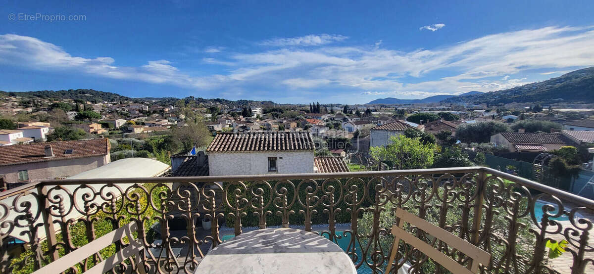 Maison à LA ROQUETTE-SUR-SIAGNE